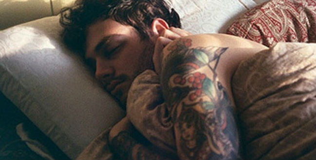 Síndrome de Belo Adormecido:  Por Que os Homens Viram Pro Lado e Dormem?